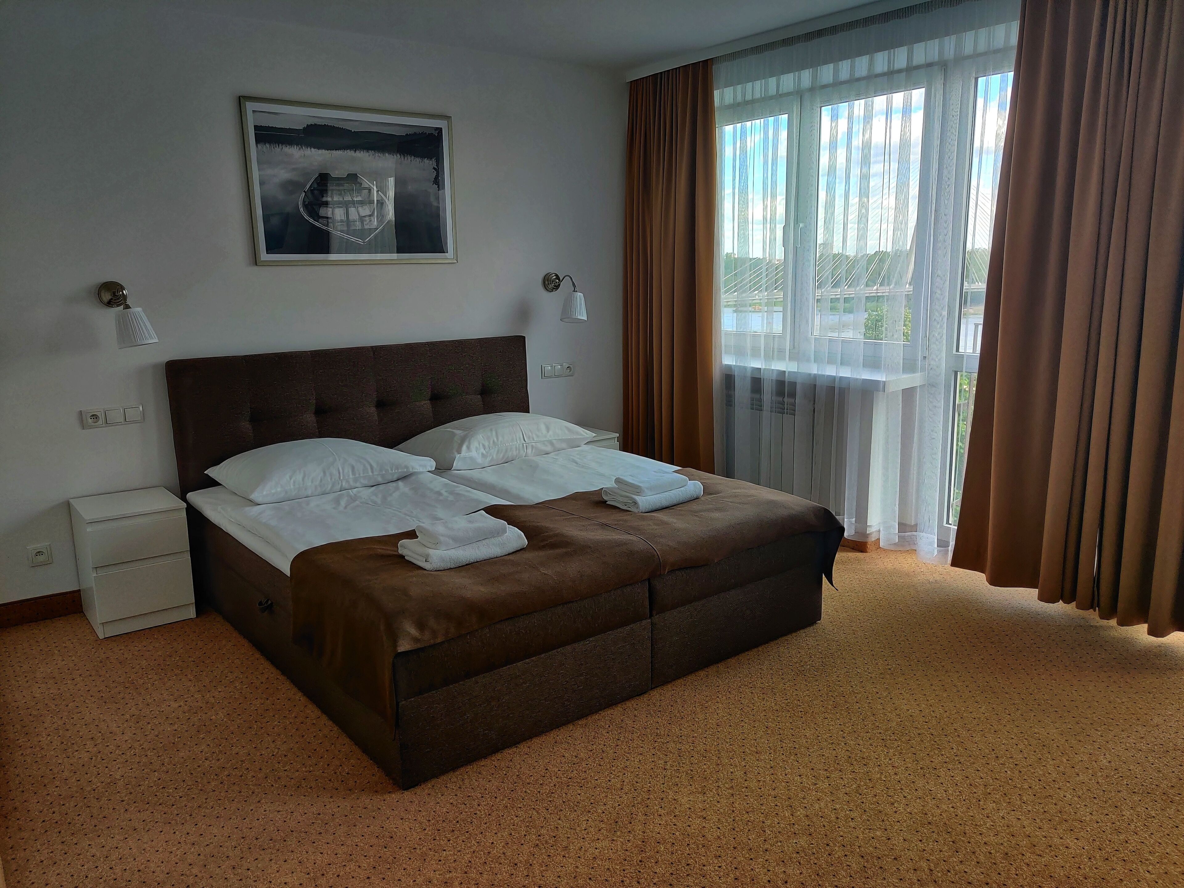 Een bureau, een strijkplank/strijkijzer, gratis wifi, beddengoed