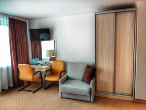 Deluxe Triple Room | Desk, iron/ironing board, free WiFi, bed sheets