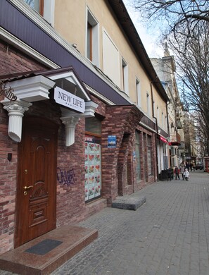 Property entrance - New Life Luxury Hostel (Odesa)