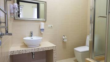 Double Room | Bathroom | Free toiletries, hair dryer