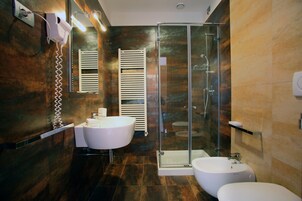 Dreibettzimmer | Badezimmer | Dusche, Regendusche, kostenlose Toilettenartikel, Haartrockner
