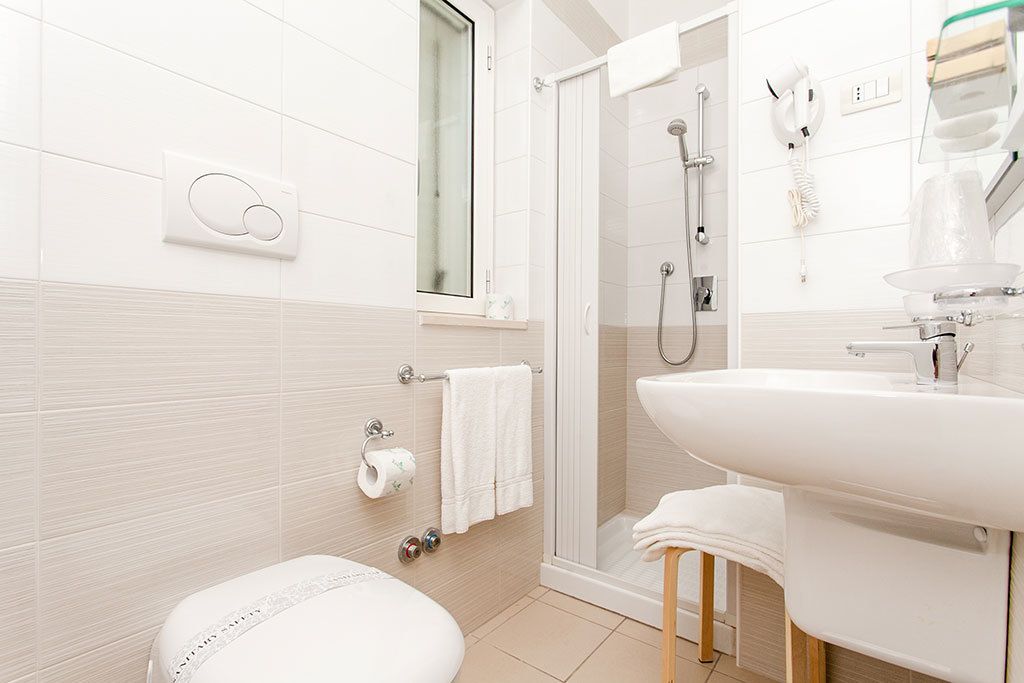 Ein modernes Badezimmer mit Toilette, Dusche und Waschbecken.