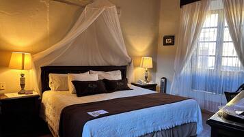 Caja de seguridad en la habitación y tabla de planchar con plancha