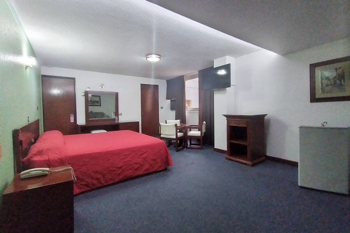 Chambre Junior, 1 très grand lit | Coffre-fort, accès au Wi-Fi (inclus), literie fournie