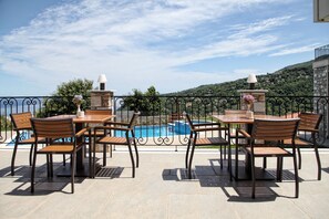 Outdoor dining - Theta Hotel (Zagora-Mouresi)