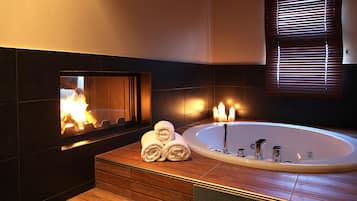 Executive Room, Balcony, Sea View | Jetted bathtub