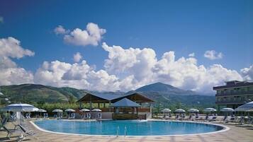 Seasonal outdoor pool, pool umbrellas, sun loungers