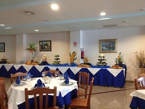 2 restaurants; breakfast, lunch and dinner served