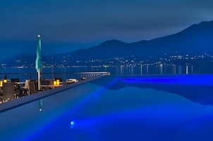 Piscina coperta, piscina stagionale all'aperto, ombrelloni da piscina