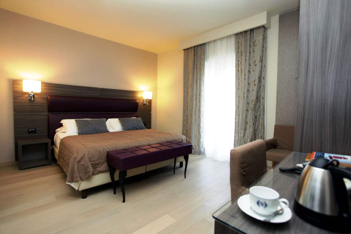 Minibar, in-room safe, desk, free WiFi