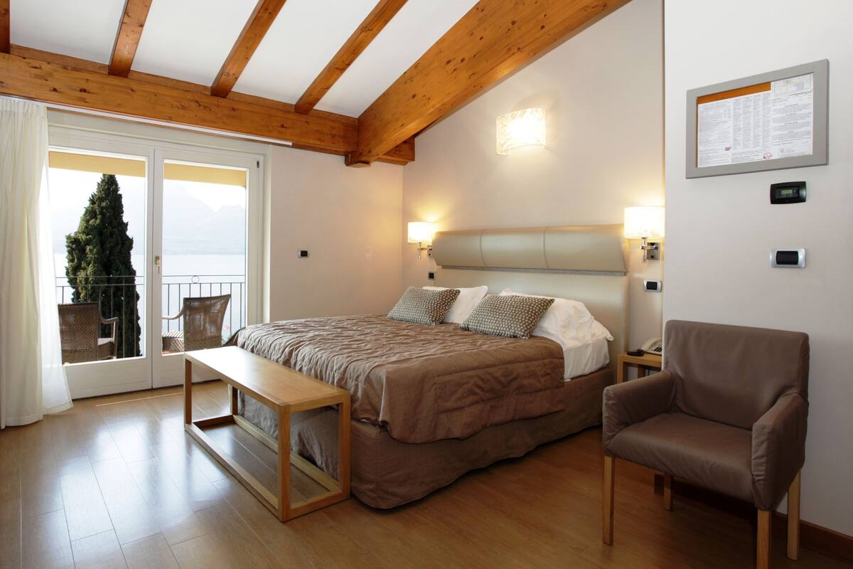 superior double room, lake view | minibar, in-room safe, desk, free wifi