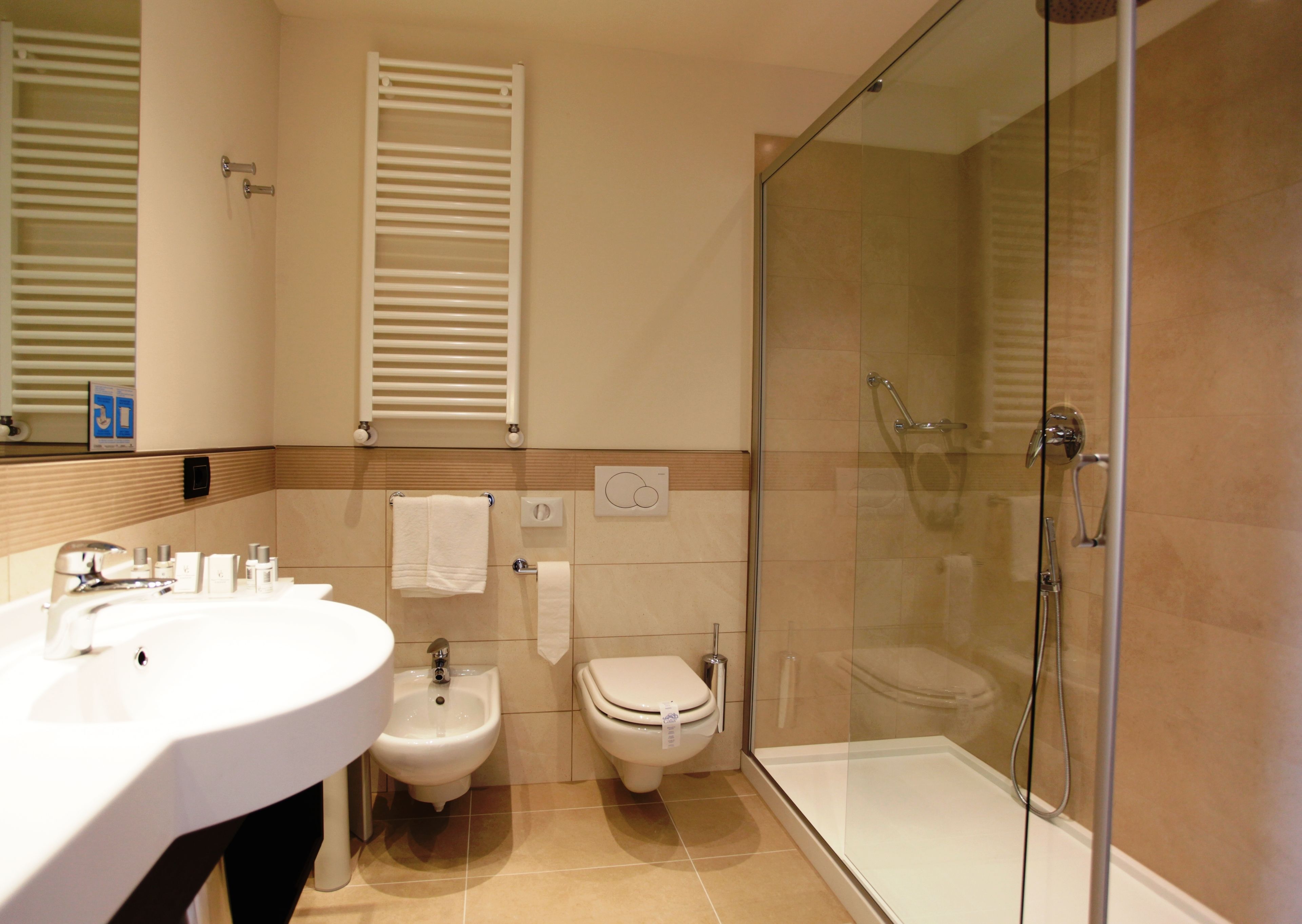 triple room | bathroom | free toiletries, hair dryer, bathrobes, bidet
