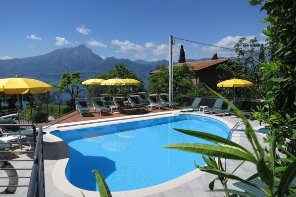 Piscina interna, piscina externa sazonal, guarda-sóis, espreguiçadeiras