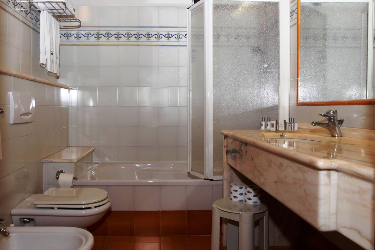 superior double room, lake view | bathroom | free toiletries, hair dryer, bathrobes, bidet