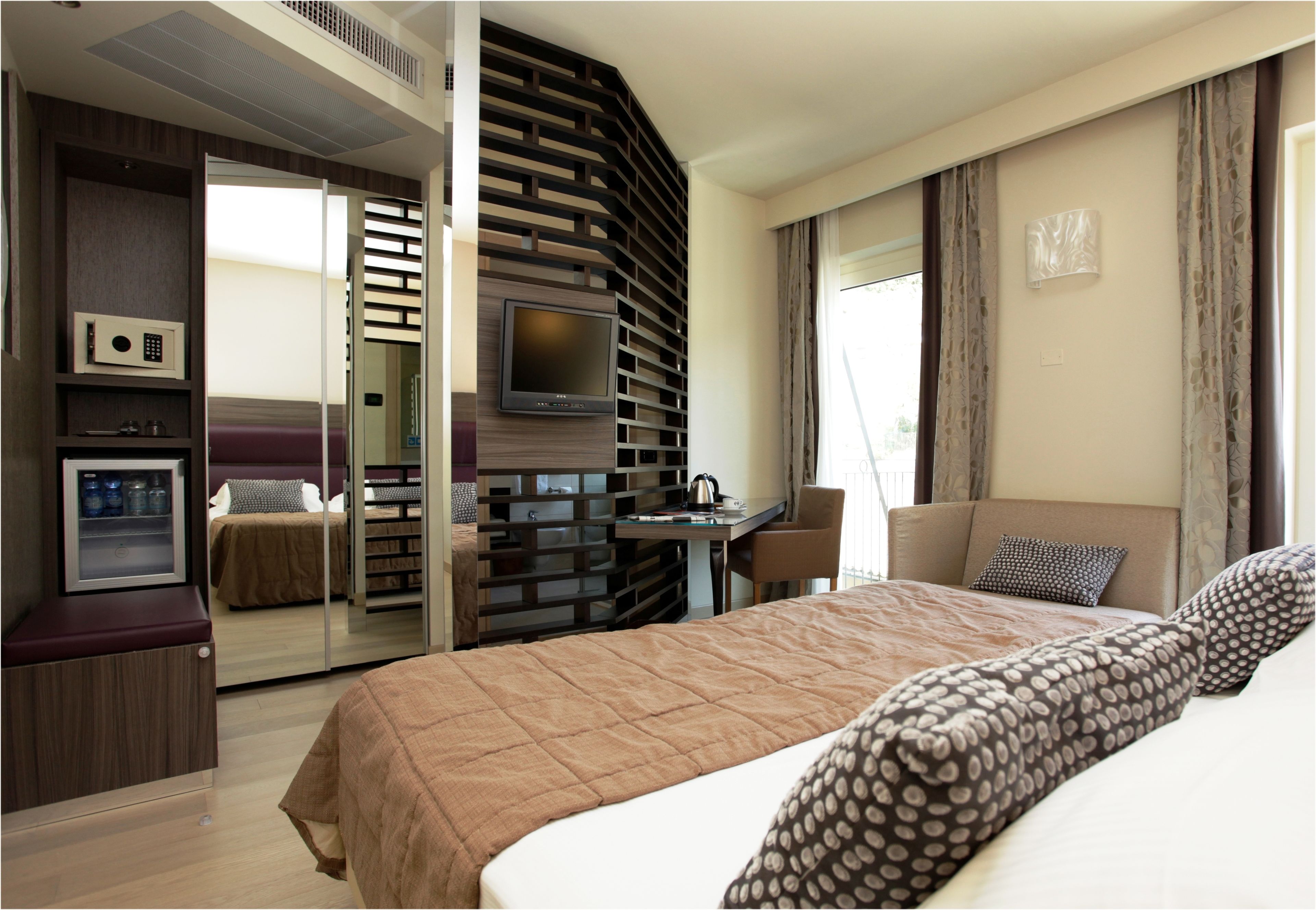 double room, balcony | minibar, in-room safe, desk, free wifi