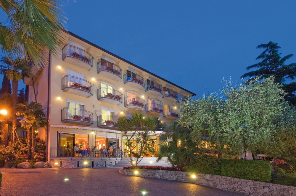 Hotel Galvani — Torri Del Benaco