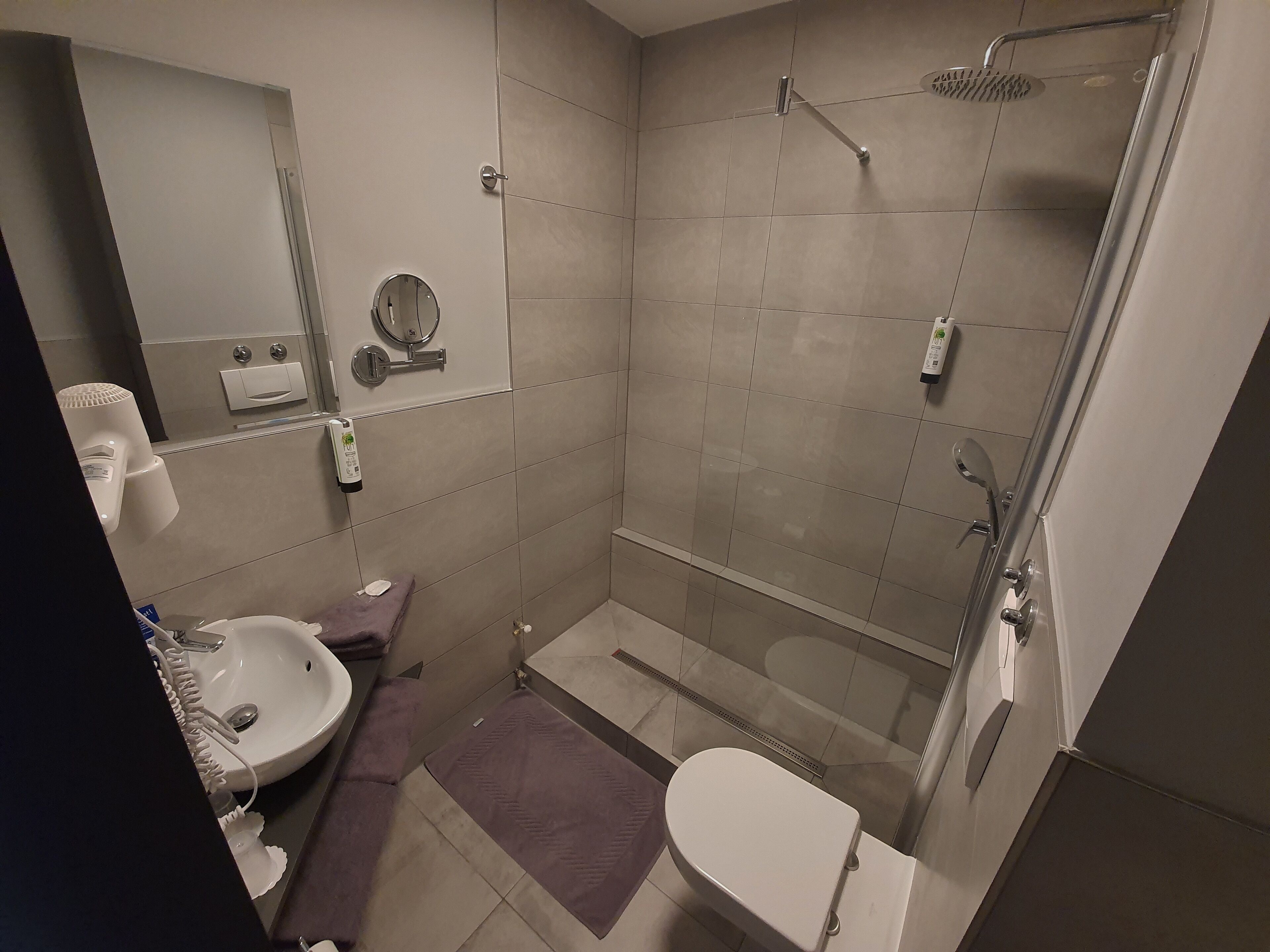 shower, free toiletries, hair dryer, slippers