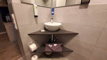 Dusche, kostenlose Toilettenartikel, Haartrockner, Hausschuhe