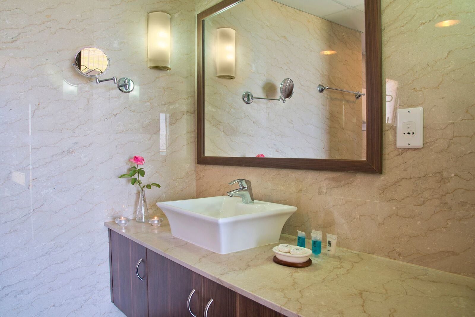 suite, sea view | bathroom | combined shower/bathtub, free toiletries, towels