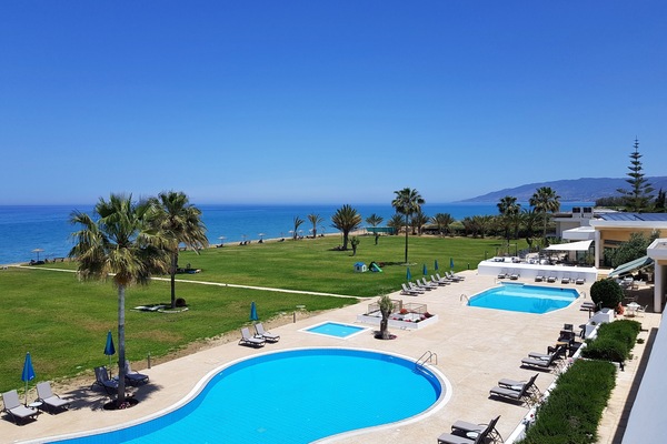 2 hồ bơi ngoài trời, dù/ô trên bãi biển/hồ bơi, ghế dài tắm nắng