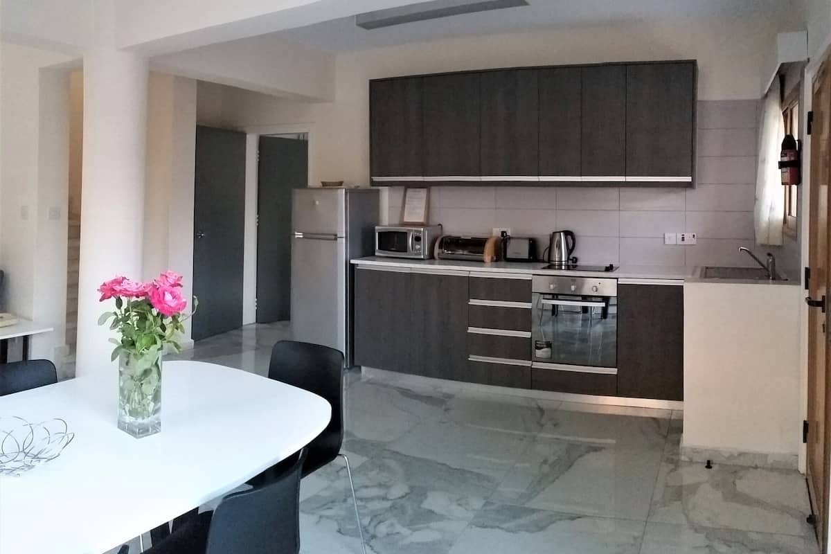 villa, 3 bedrooms, pool view | private kitchen