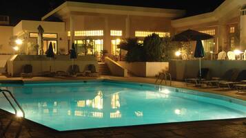 2 개의 야외 수영장, 09:00 ~ 18:30 오픈, 수영장 파라솔, 일광욕 의자