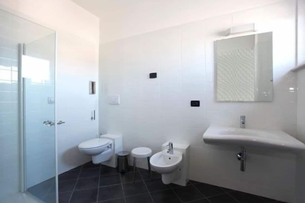 Comfort tweepersoonskamer | Badkamer | Een douche, gratis toiletartikelen, een haardroger, een bidet