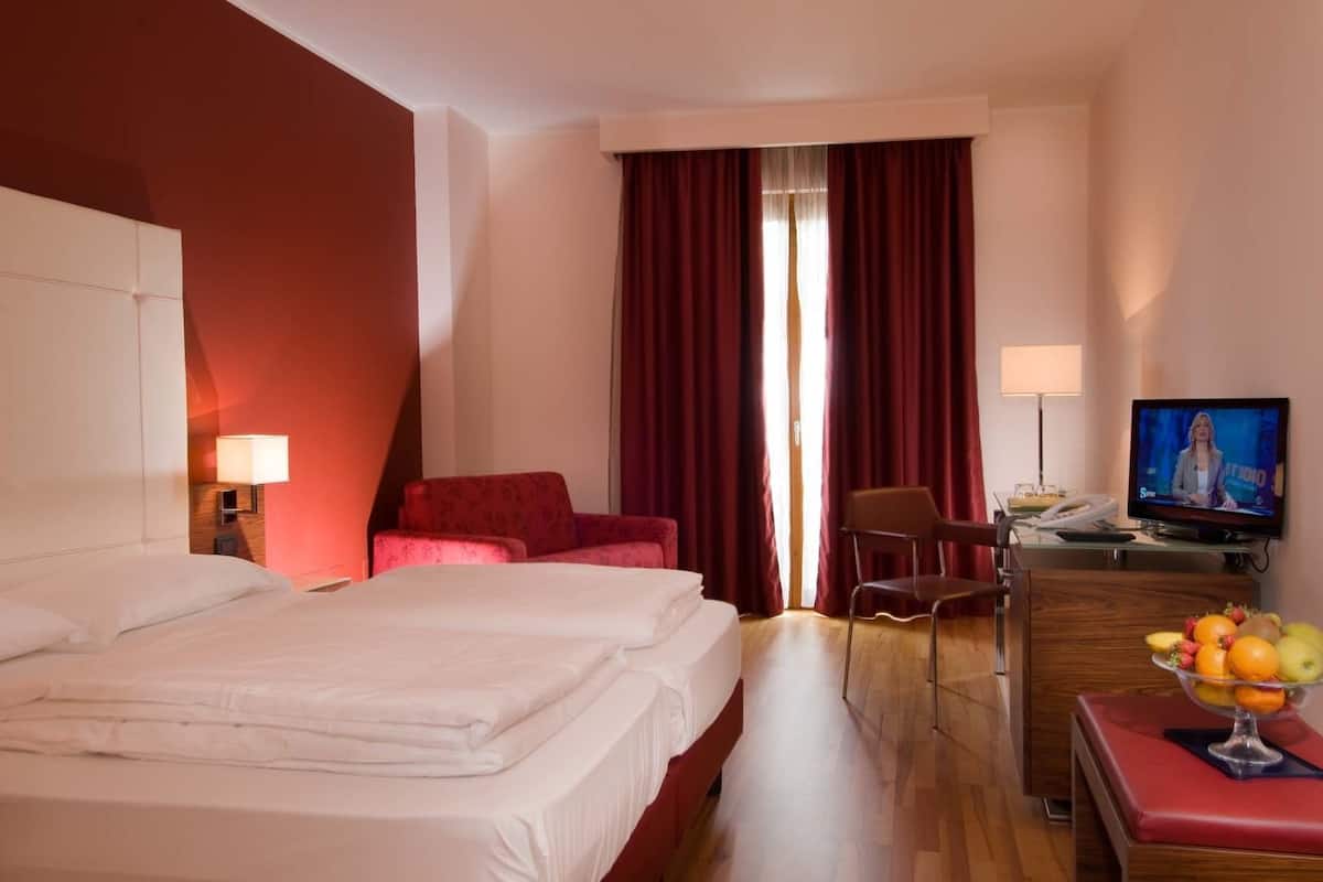 Een minibar, een kluis op de kamer, een bureau, geluiddichte muren