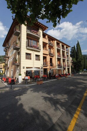 Front of property - Hotel Lido (Torri del Benaco)