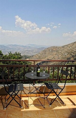 In-room safe, desk, laptop workspace, soundproofing