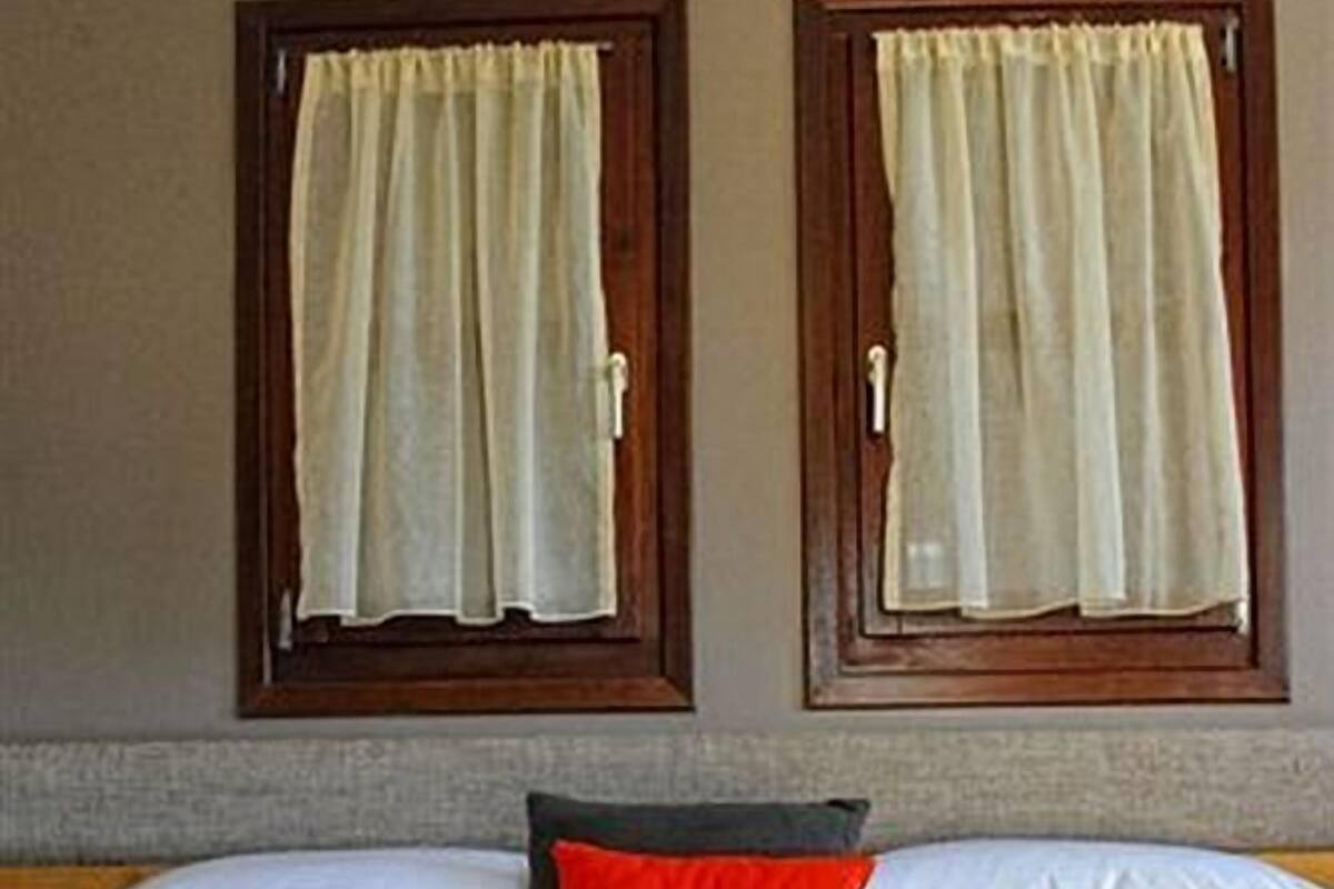 In-room safe, desk, laptop workspace, soundproofing