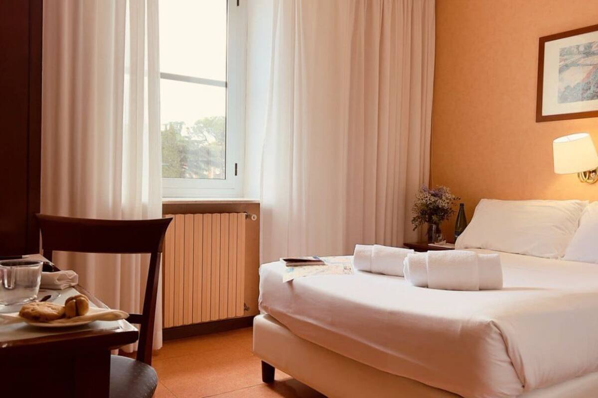 Small Double Room | Safe på rommet, skrivebord, blendingsgardiner og lydisolert