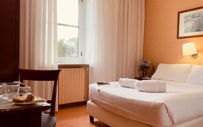 Small Double Room | Safe på rommet, skrivebord, blendingsgardiner og lydisolert
