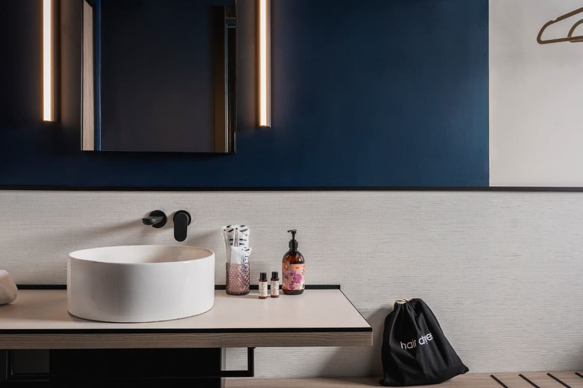 Superior kamer, 1 twee- of 2 eenpersoonsbedden | Badkamer | Een haardroger, handdoeken