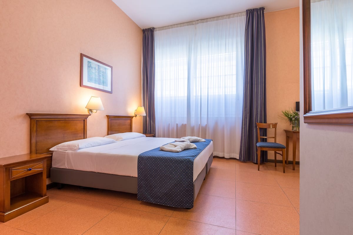 Een kluis op de kamer, een bureau, verduisterende gordijnen