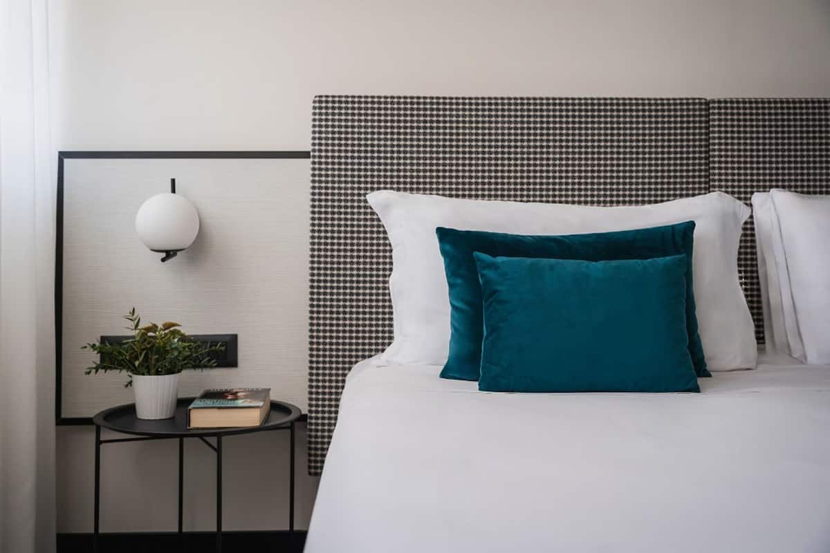 Superior kamer, 1 twee- of 2 eenpersoonsbedden | Een kluis op de kamer, een bureau, verduisterende gordijnen