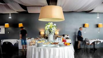 Tägliches nach Wunsch zubereitetes Frühstück (10 EUR pro Person)