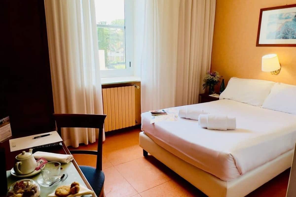 Tweepersoonskamer | Een kluis op de kamer, een bureau, verduisterende gordijnen