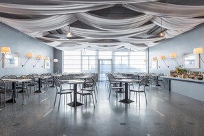 Middag serveres, regionale retter, uteservering