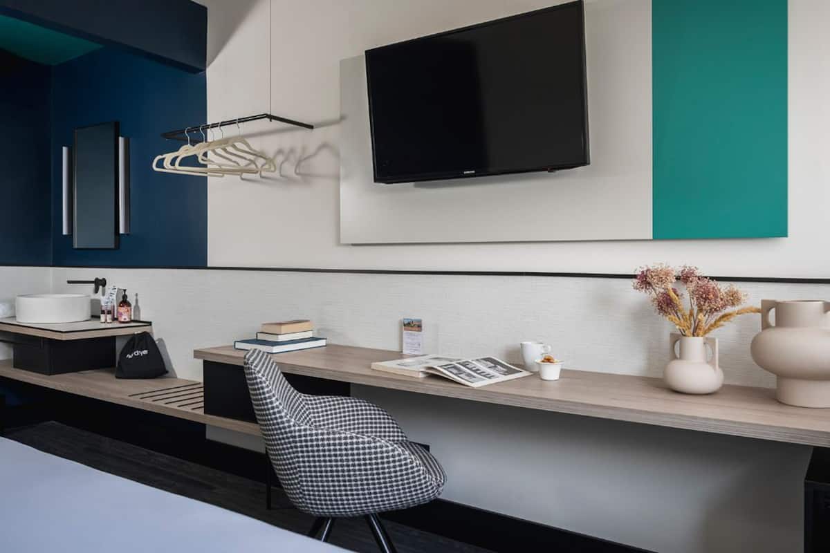 Superior kamer, 1 twee- of 2 eenpersoonsbedden | Een kluis op de kamer, een bureau, verduisterende gordijnen