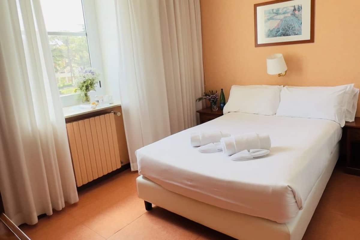 Tweepersoonskamer | Een kluis op de kamer, een bureau, verduisterende gordijnen