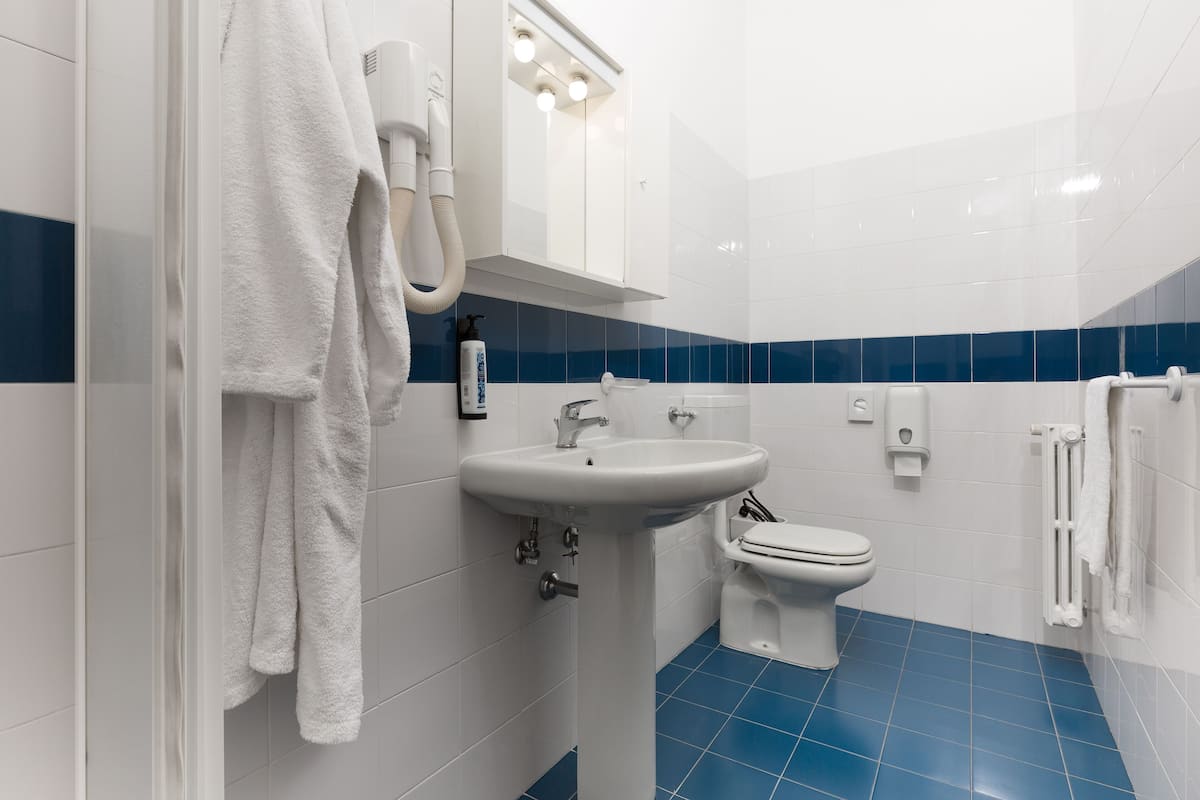 Een haardroger, handdoeken