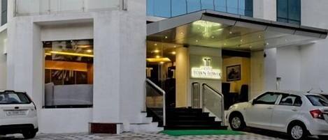 Majoituspaikan julkisivu illalla/yöllä