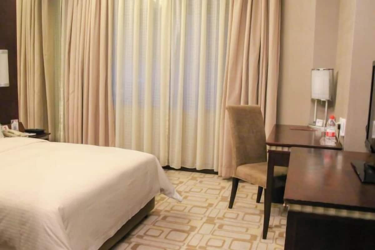 1 bedroom, premium bedding, minibar, in-room safe