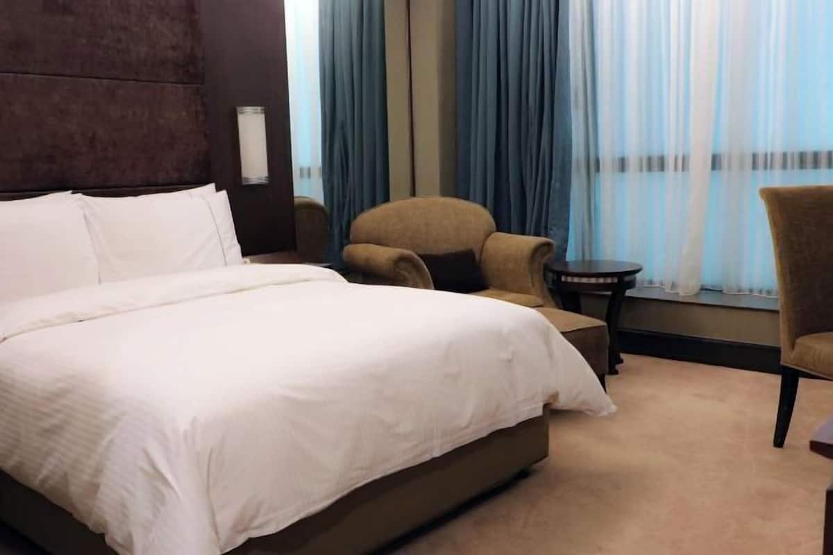 1 bedroom, premium bedding, minibar, in-room safe