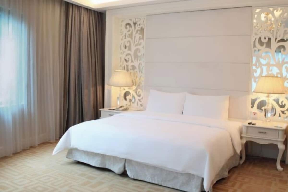 1 bedroom, premium bedding, minibar, in-room safe