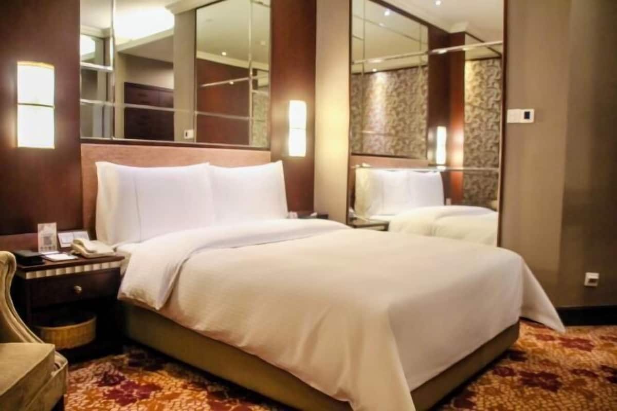 1 bedroom, premium bedding, minibar, in-room safe