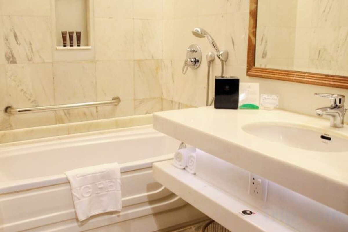Perlengkapan mandi gratis, pengering rambut, sandal, dan handuk