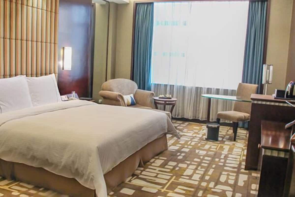 1 bedroom, premium bedding, minibar, in-room safe