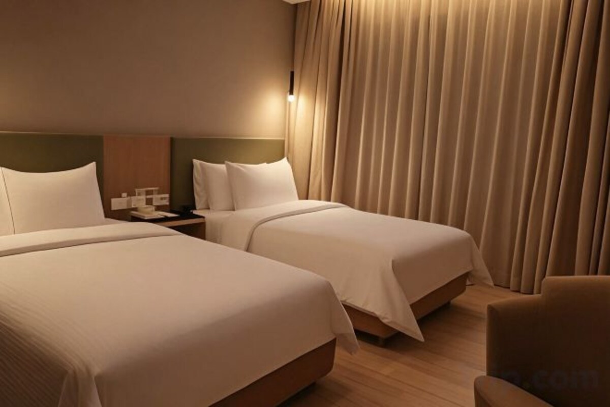 Seprai premium, minibar, brankas, dan meja kerja